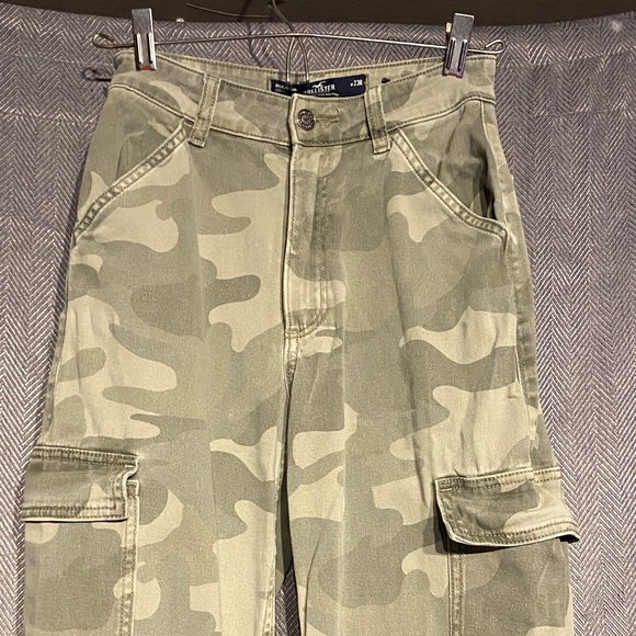 Hollister Olive Camouflage Cargo Pants - Picture 2 of 3